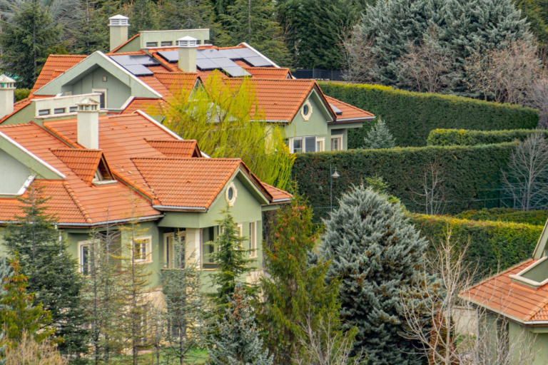 Lush gardens and red rooftops amidst greenery in Ankara, Türkiye.